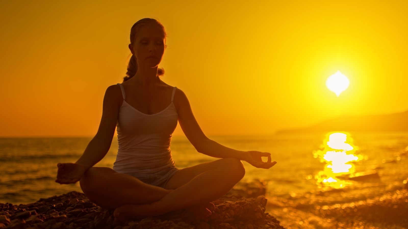 Meditation ru. Йога на Восходе солнца. Медитация на закате. Девушка в позе лотоса на закате. Поза лотоса на закате.
