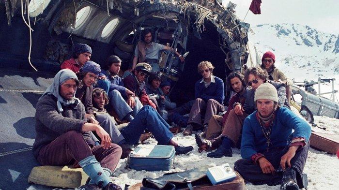 sinopsis film society of the snow tayang di netflix,kisah nyata bencana pesawat uruguay 1972