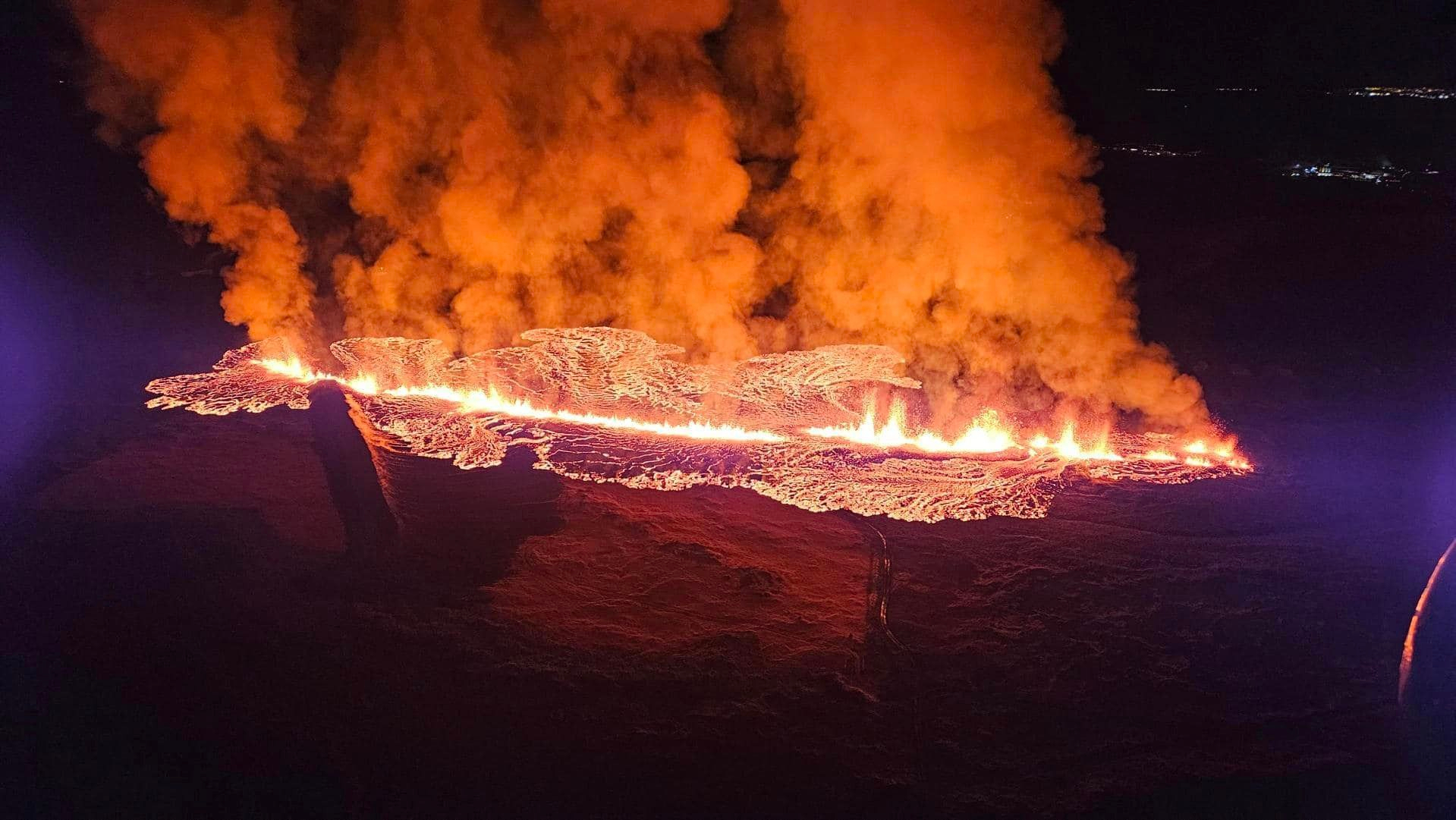islandia. lawa z wulkanu dotarła do miasta. płoną domy w grindavik