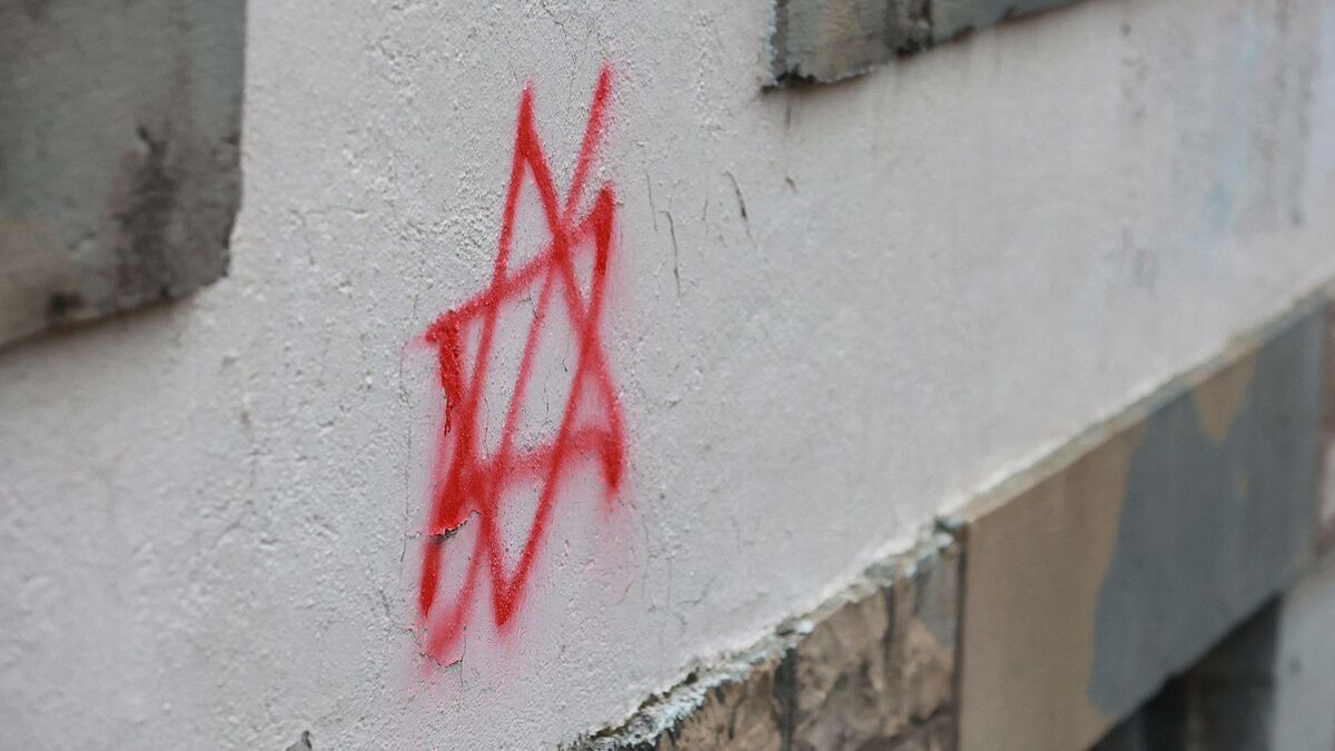 versailles : des tags antisémites découverts près du stade montbauron