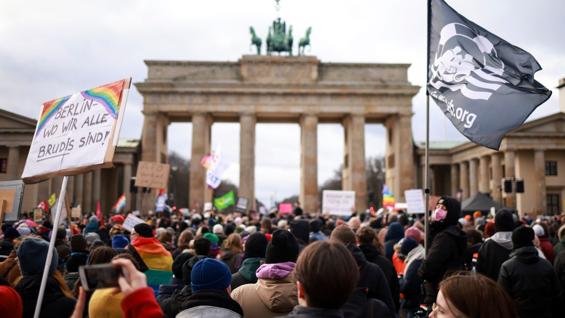 berlin und potsdam: mehrere tausend menschen bei demos gegen rechts