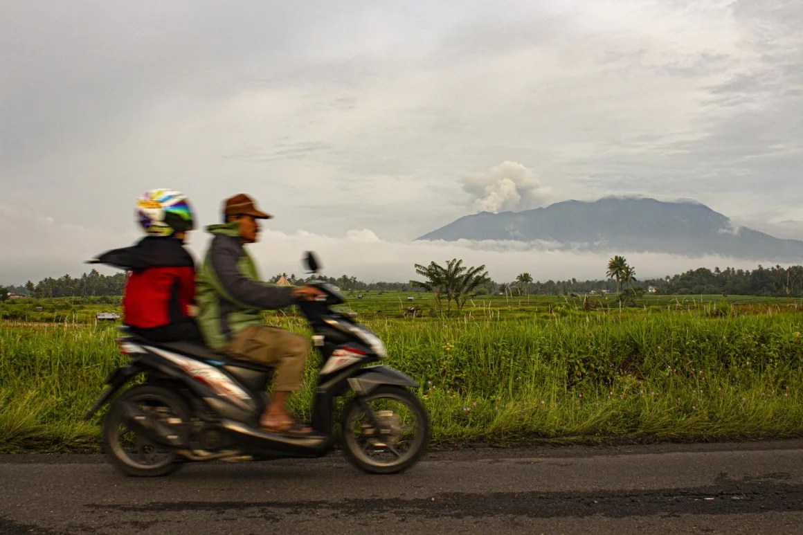 un volcán en indonesia entra en erupción por segunda vez en poco más de un mes