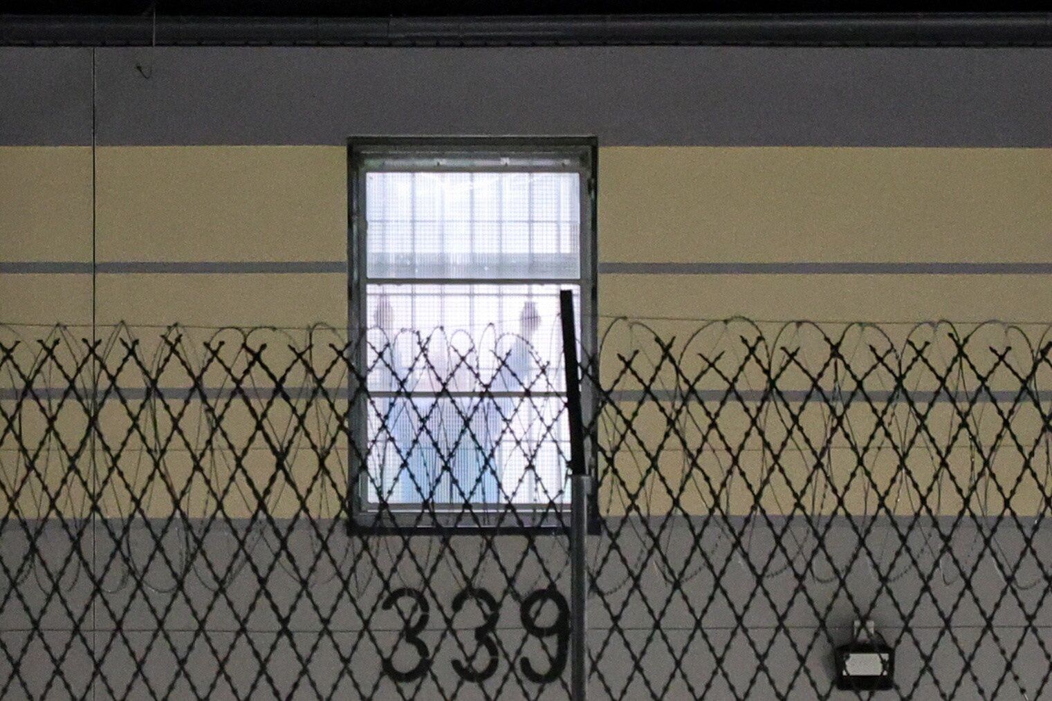 wąsik w oknie więzienia. pikiety przed zakładami karnymi