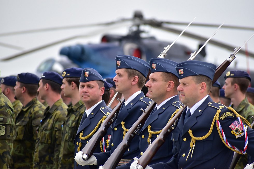 česko na úsvitu přezbrojení: armáda volá rekruty. za plánem zaostává