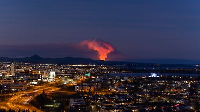 vulkanausbruch auf island: lava setzt häuser in küstenort grindavík in brand