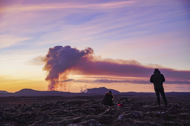 na islandu začala další sopečná erupce, proud lávy dosáhl města grindavík