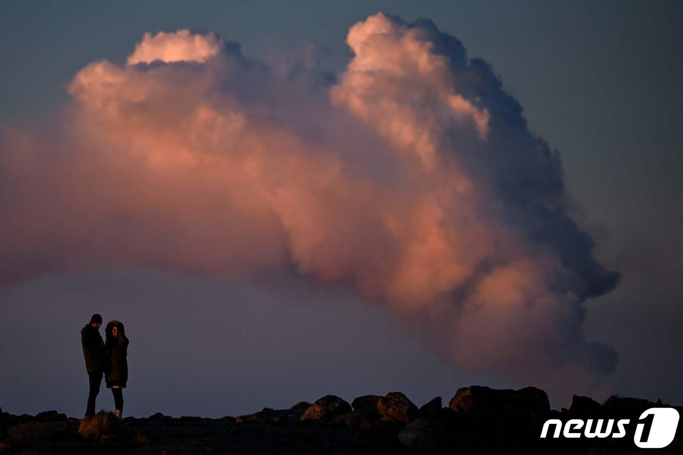 '또 터진' 아이슬란드 화산…흘러내린 용암이 최소 주택 3채 태워