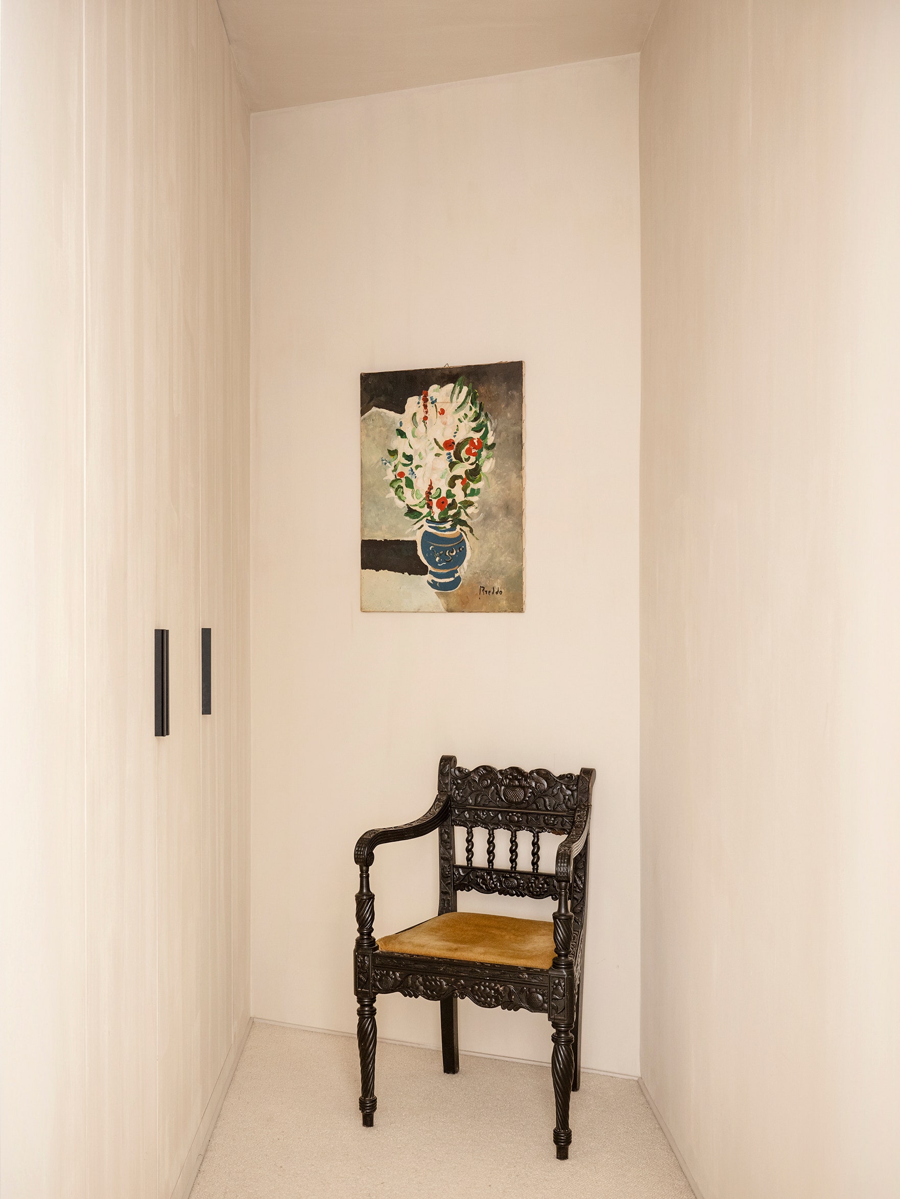 l'appartement d'un galeriste parisien, peuplé d'art et de fleurs
