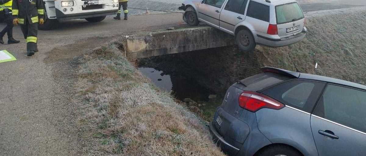 Scontro Tra Due Auto: Una Finisce Nel Canale