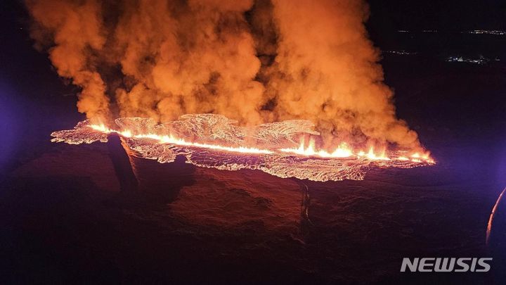 아이슬란드 화산 또 폭발…용암 마을로 흘러(영상)