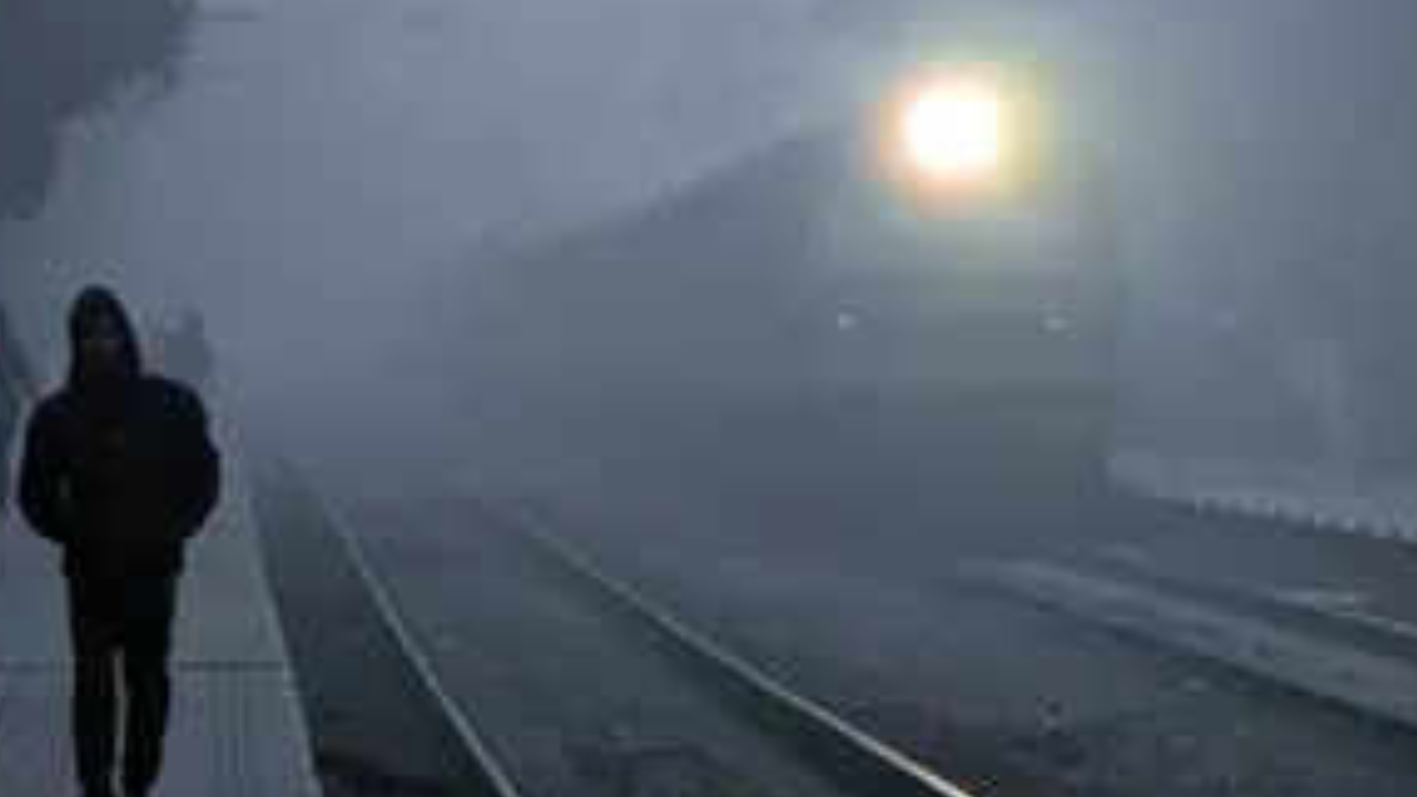 delhi weather update: imd predicts dense fog for next 4-5 days; flights, trains delayed
