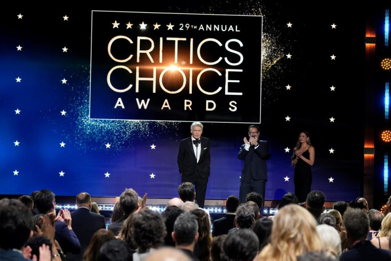 ενας καταχειροκροτούμενος χάρισον φορντ τιμήθηκε για το σύνολο της καριέρας του στα critics choice awards (βίντεο-φωτογραφίες