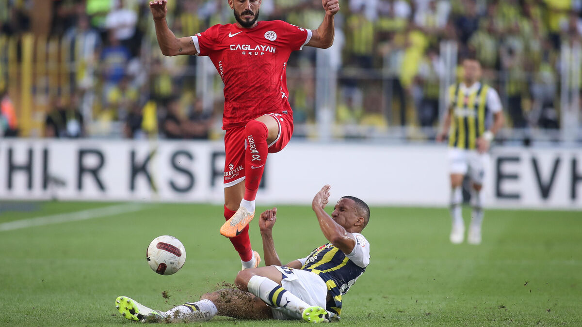 turquie : le footballeur israélien interpellé se défend et assure vouloir « la fin de la guerre »