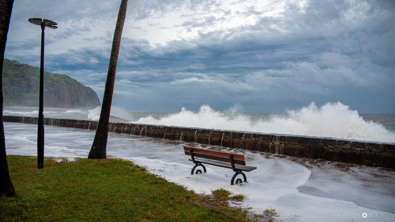 des vents jusqu’à 250km/h, des vagues maximales de 12 à 15 mètres… le cyclone belal frappe la réunion (vidéo)