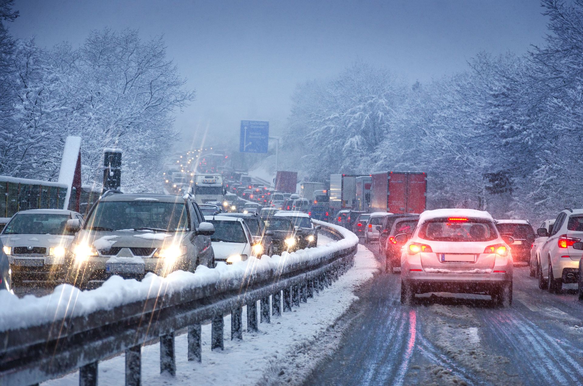 atak zimy w europejskim kraju. ponad 1100 kilometrów korków na drogach