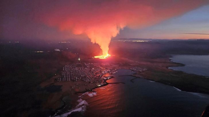 แดงฉาน! ภูเขาไฟไอซ์แลนด์ปะทุ พ่นธารลาวาเดือดไหลบ่า เผาผลาญบ้านเรือน (คลิป)