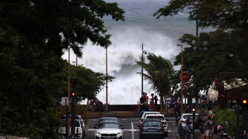 moins « cataclysmique » que prévu à la réunion, premiers dégâts sur l’île maurice, à l’approche du cyclone belal