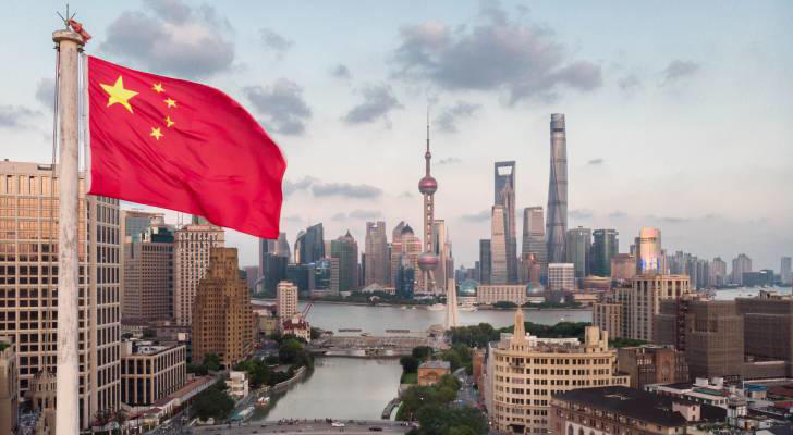 Bandera china en la parte superior del Museo Postal de Shanghái