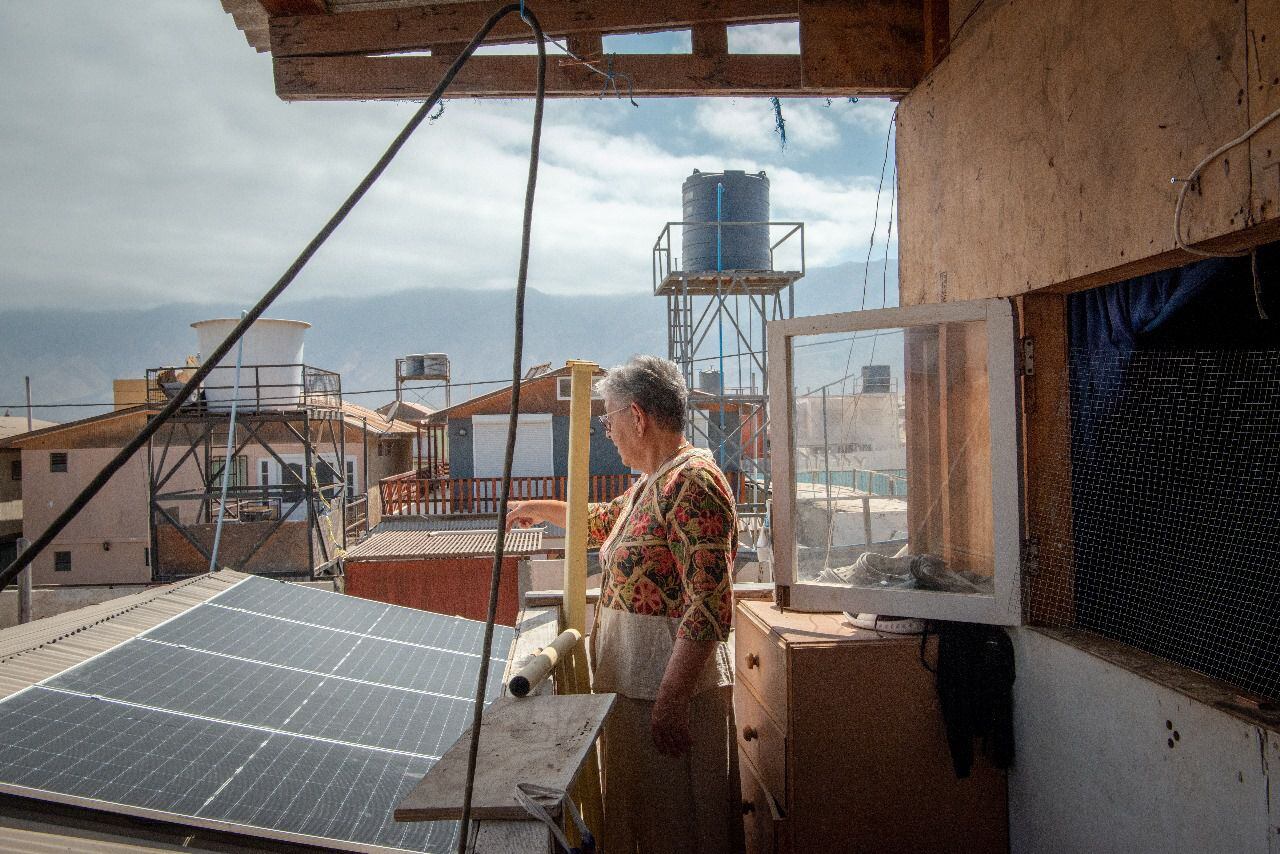 familias de hornitos al fin tienen luz: paneles solares solucionaron falta de electricidad en las casas