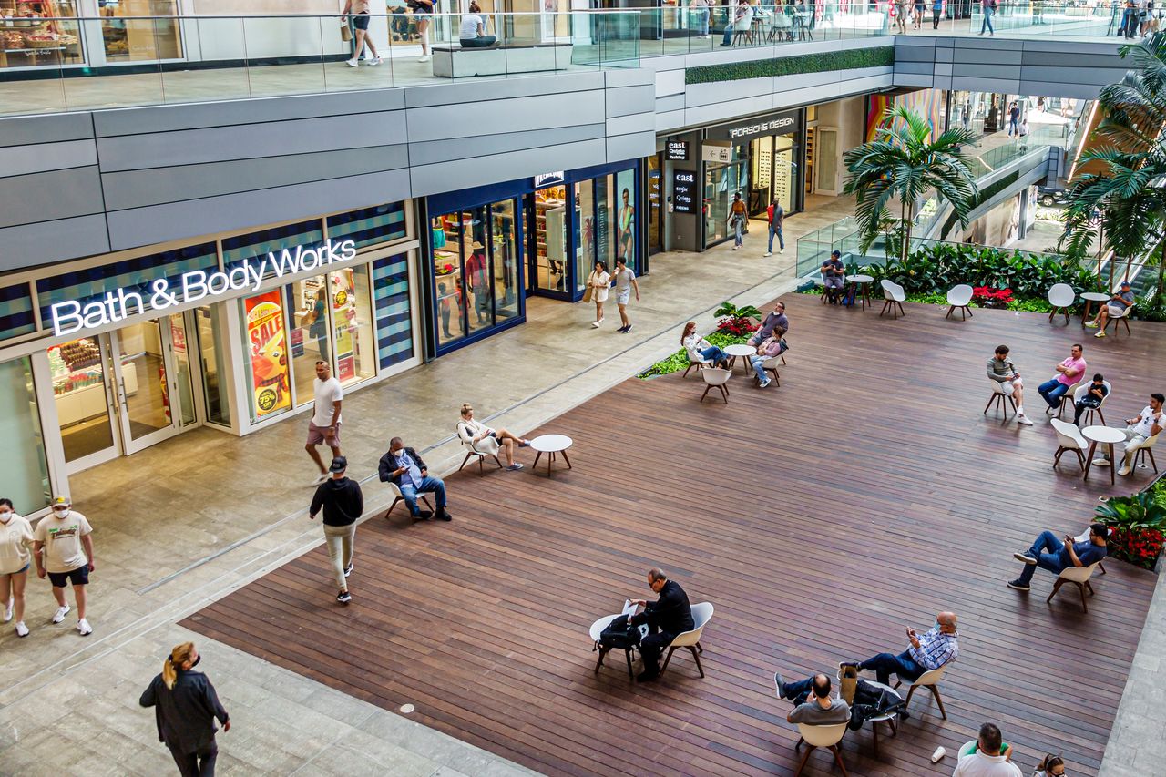 shoppers prefer staying outdoors. that’s more trouble for malls.