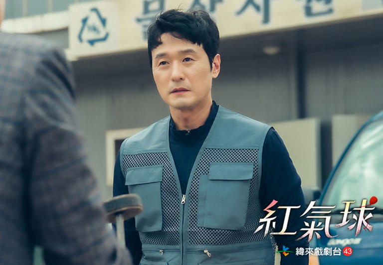 李誠宰在《紅氣球》飾演一名首爾大學法律系畢業卻貧窮的男子，因緣際會下結婚並成為公司會長。（緯來戲劇台提供）