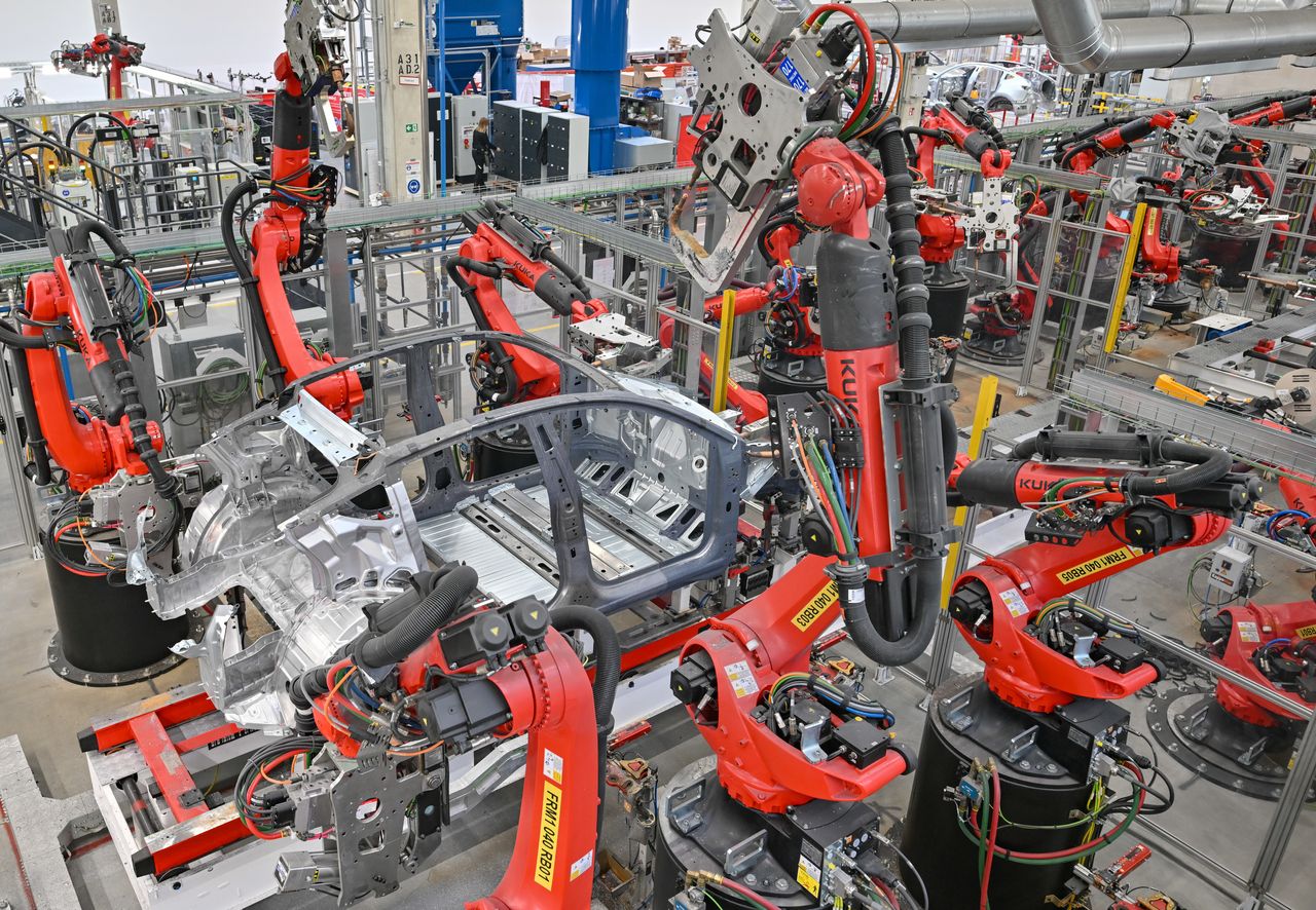 robots are looking better to detroit as labor costs rise