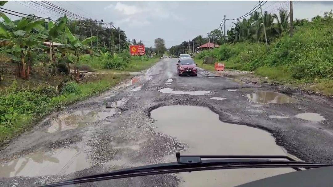 tour guide's video exposes potholes, pleads for action
