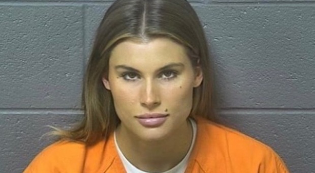 veronica arrestata per guida pericolosa, la foto della 27enne è virale: «la prigioniera più bella del mondo»