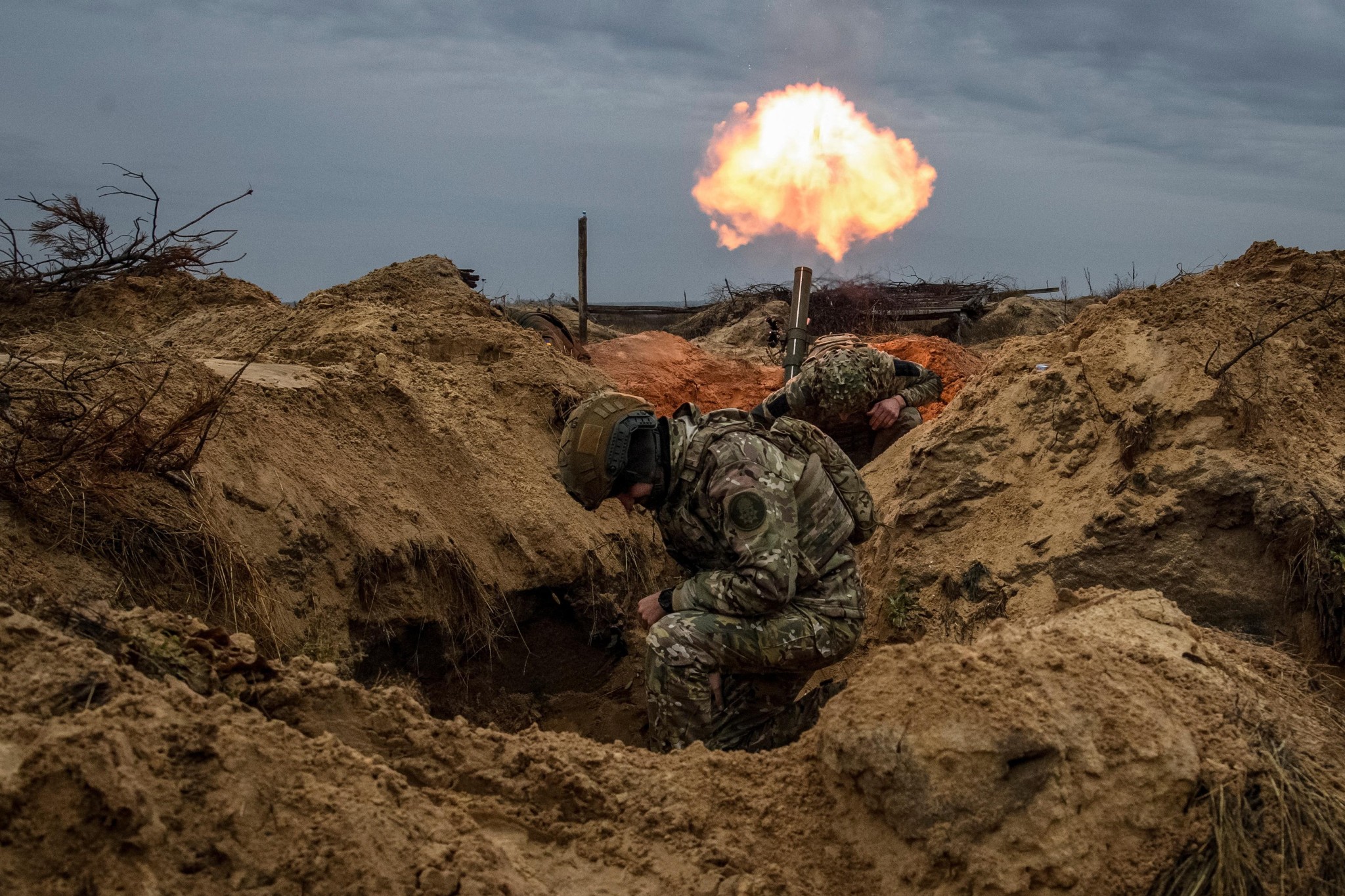 ukraine fehlt munition: militärexperte: soldaten „müssen sich beschießen lassen“