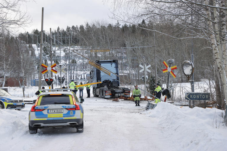 Togfører Døde Da Tog Kjørte Inn I Lastebil I Sverige 