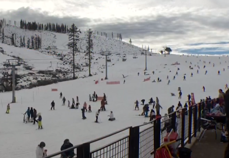 South Lake Tahoe Shops Ski Resorts Get Ready To Ring In 2024 What   AA1maR8r.img