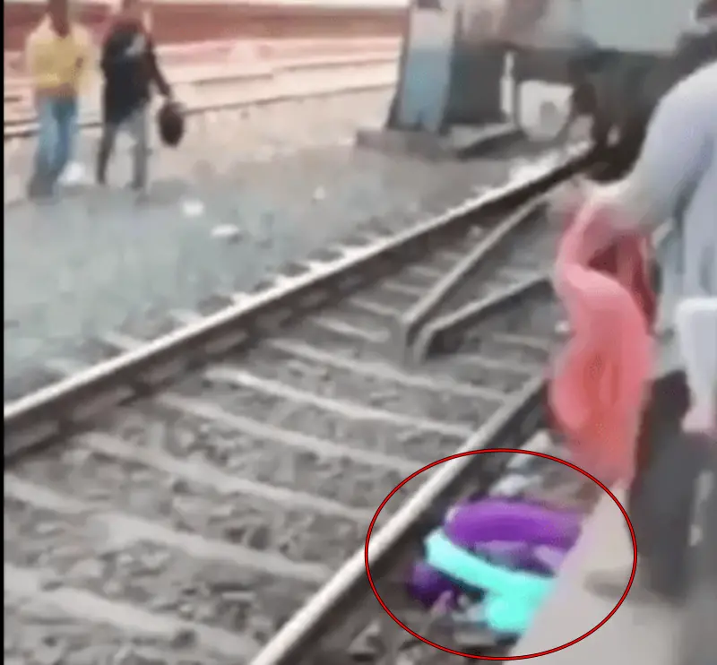 ▲印度1名母親與2名年幼的孩子跌落月台，面對疾駛而來的火車，母親以肉身將孩子保護在身下，緊貼在鐵軌和月台的縫隙邊緣。（圖／擷取自X平台）