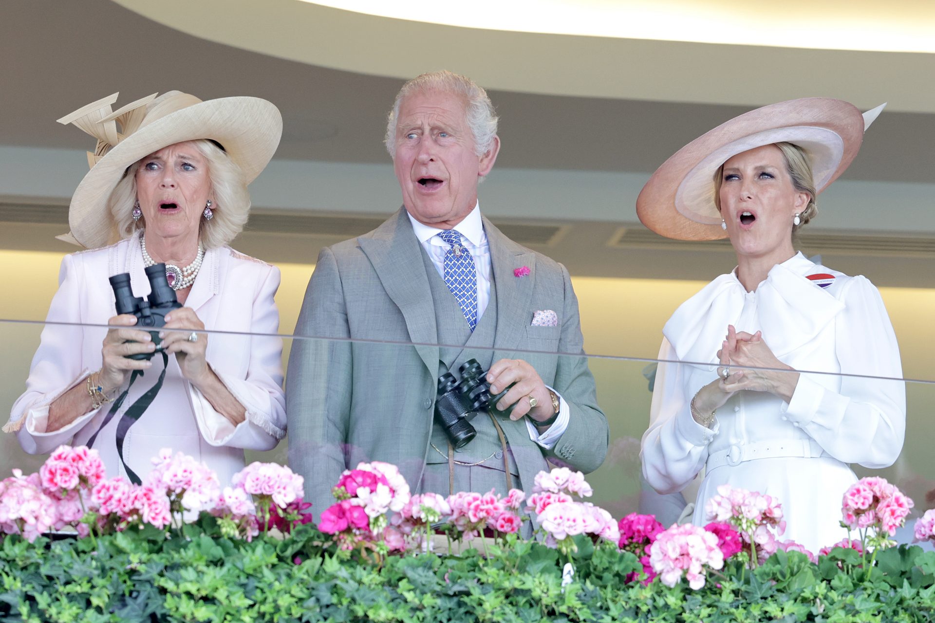 <p>L'une de nos photos préférées de l'événement est celle-ci. Elle montre le roi et la reine en compagnie de Sophie, duchesse d'Édimbourg et belle-sœur de Charles à l'hippodrome d'Ascot devant la course de chevaux. Visiblement, quelque chose les a surpris !</p>