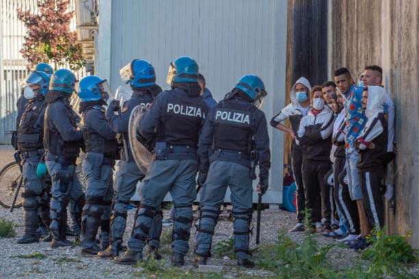 Fughe, rivolte e suicidi: il limbo dei migranti è a Gradisca