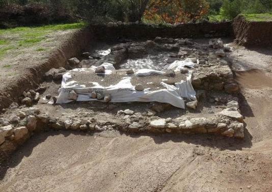 Οι πρόσφατες ανασκαφές που πραγματοποιήθηκαν από το Τμήμα Αρχαιολογίας του Πανεπιστημίου Çanakkale Onsekiz Mart (ÇOMÜ) αποκάλυψαν έναν μεγαλειώδη τάφο 2.000 ετών από τη ρωμαϊκή περίοδο δίπλα στο Ιερό του Σμινθέως Απόλλωνος. Πηγή: ΙΗΑ