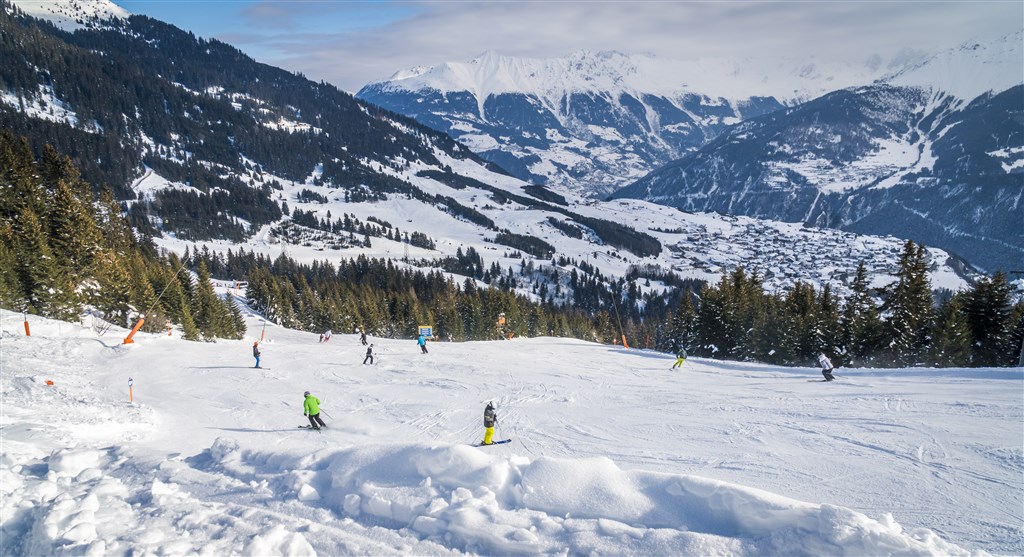 Tegen Boom Gebotst: Meisje (13) Zwaargewond Op Wintersport In Oostenrijk