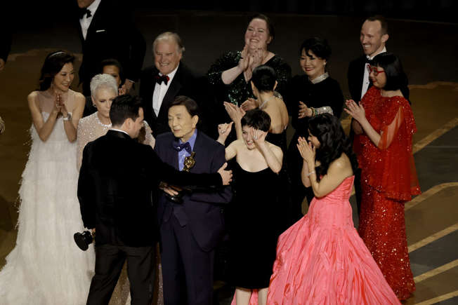 19. Aziatische Amerikanen winnen grote prijzen bij de Oscars