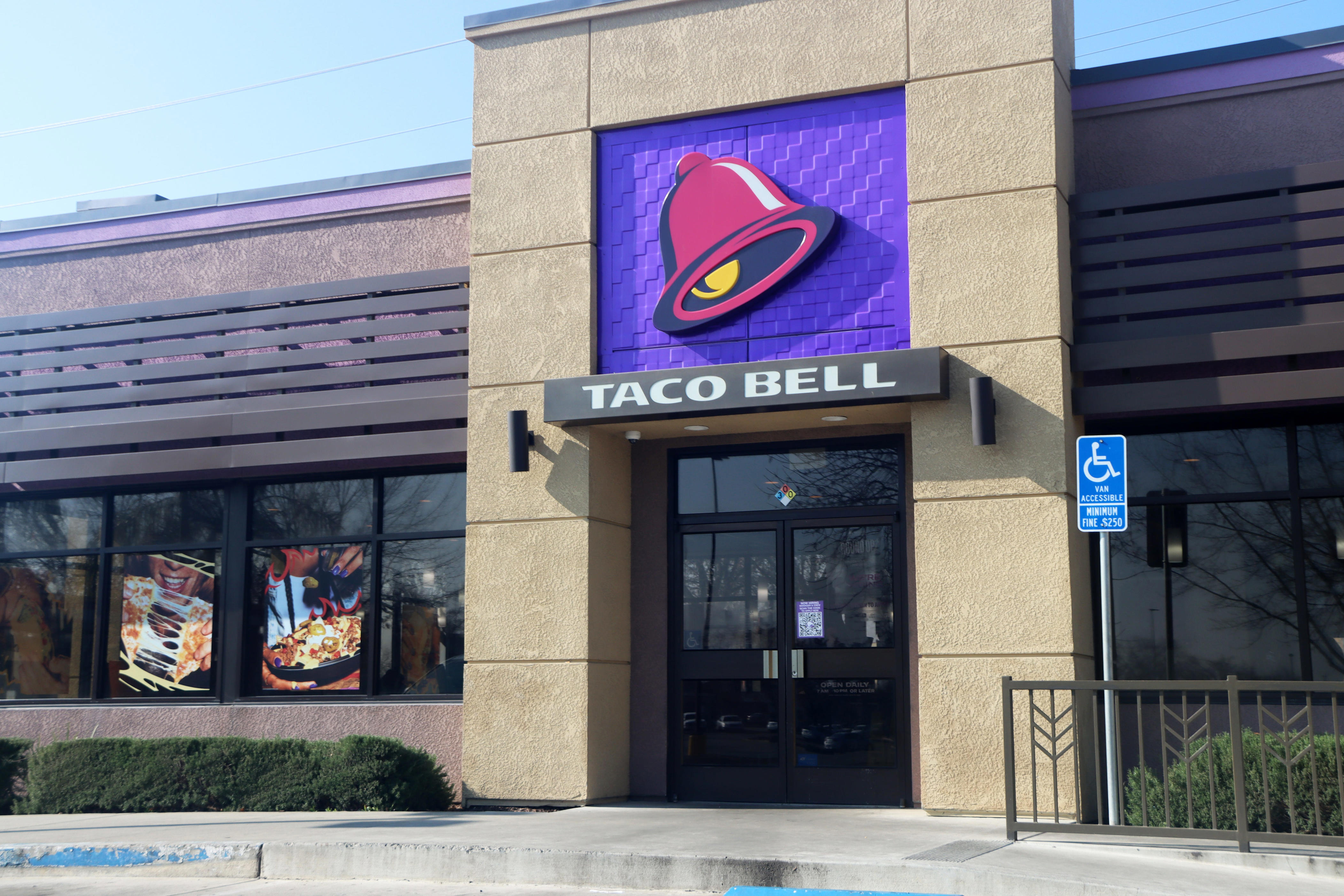 New Taco Bell Items For 2024 Include Baja Blast Gelato Cheez It Crunchwrap   AA1md7sp.img