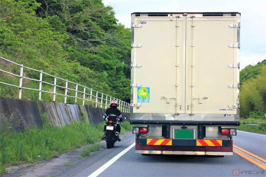 原付・バイクや自動車で路側帯を通行することは禁止されている