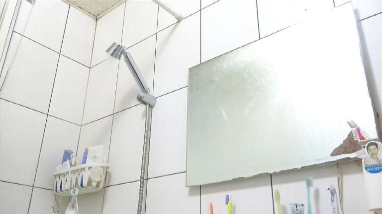 浴室磁磚縫隙出現黑色霉斑相當惱人。（圖／資料照）