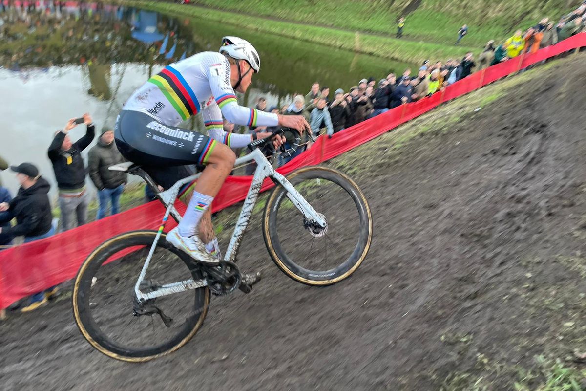 Van Der Poel Levert Ook Een Demonstratie Af In Het Zand, Ronhaar Is In ...