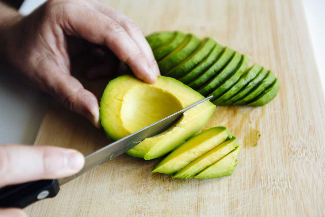 a torrada de abacate é saudável? uma revisão feita por profissionais de nutrição