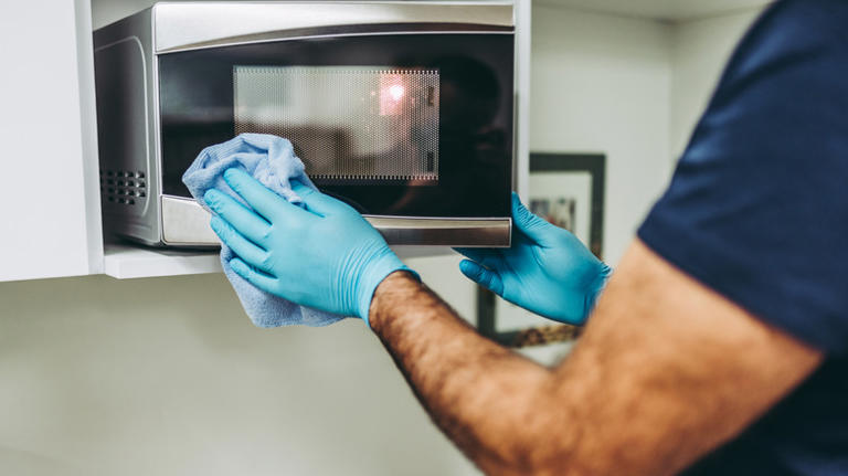 Cleaning microwave