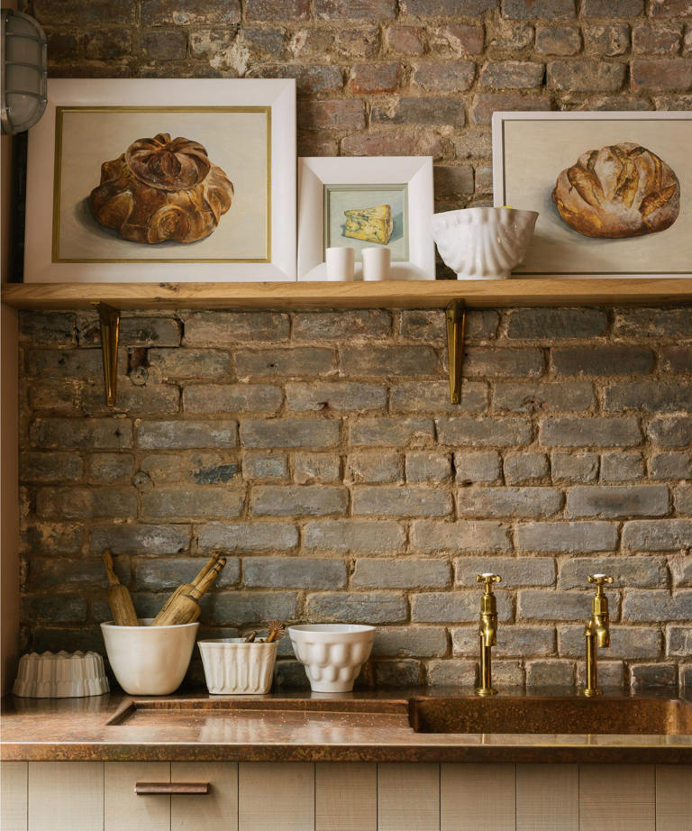 How can you decorate the walls in a modern farmhouse kitchen? 7 ideas