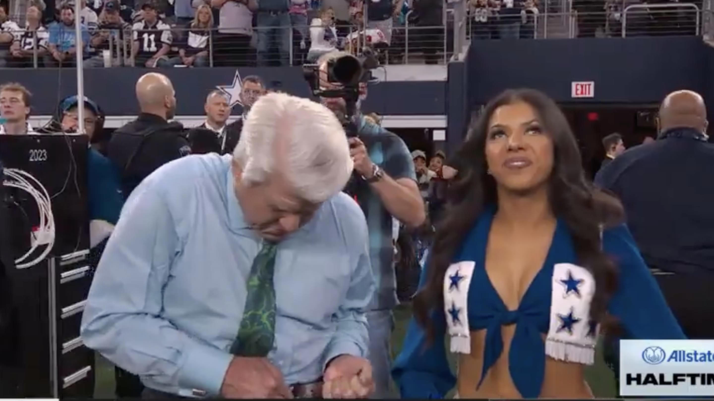 Jimmy Johnson Adjusted His Belt Before He Was Inducted Into Cowboys