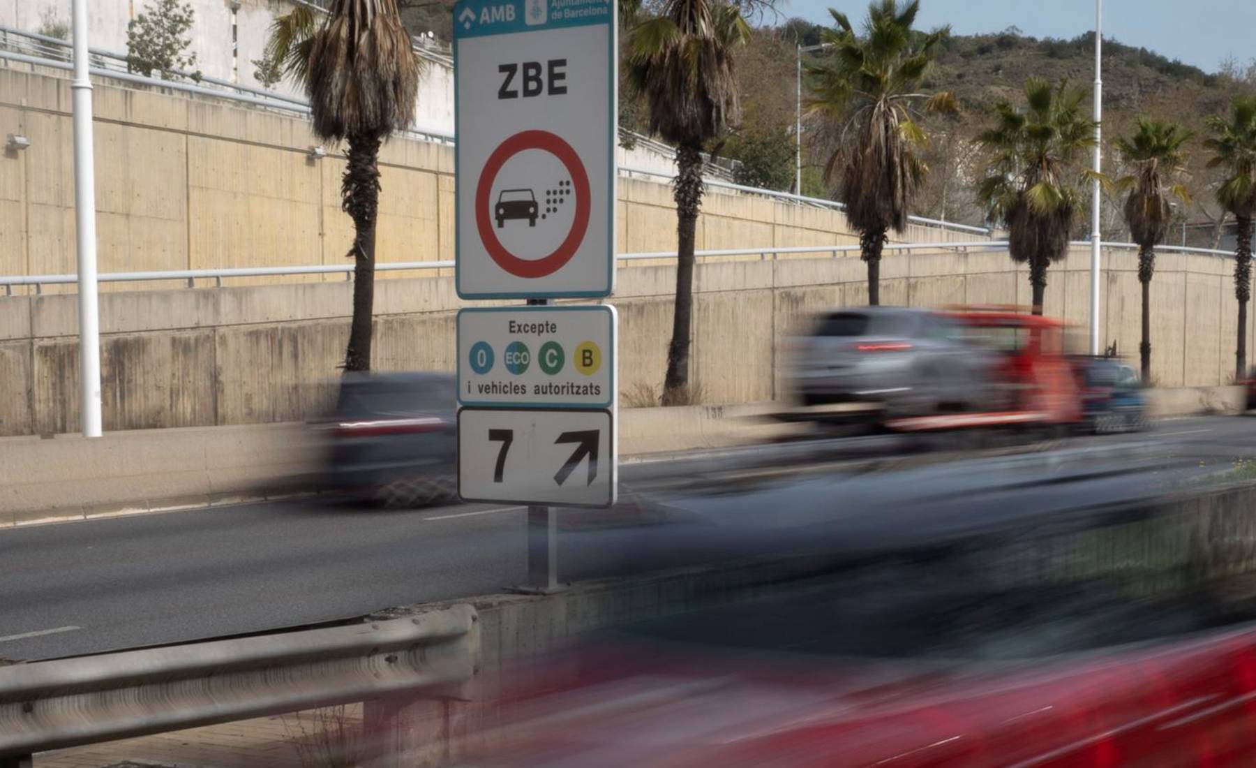 barcelona ya tiene fecha para prohibir los coches con etiqueta b en sus zonas de bajas emisiones