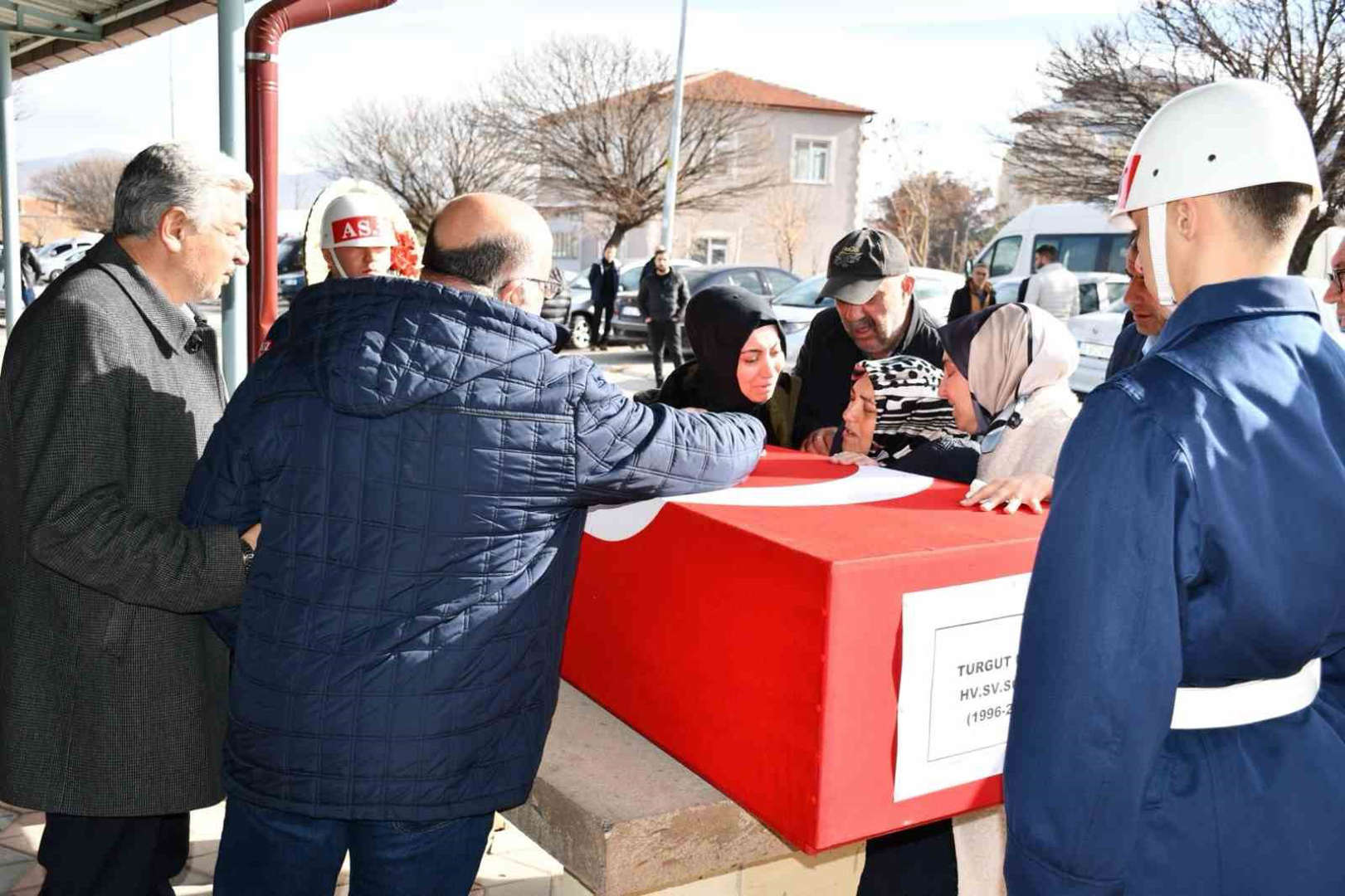 KAYSERİ'NİN KOCASİNAN İLÇESİNDEKİ HAL KOMPLEKSİNDE ÇIKAN KAVGADA TÜFEKLE VURULARAK ÖLDÜRÜLEN SÖZLEŞMELİ ER TURGUT UZUN SON YOLCULUĞUNA UĞURLANDI.