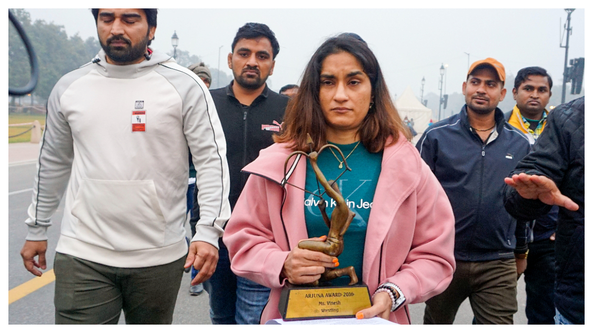 vinesh phogat’s bold stand: wrestling champion leaves awards in the middle of kartavya path amidst police obstruction