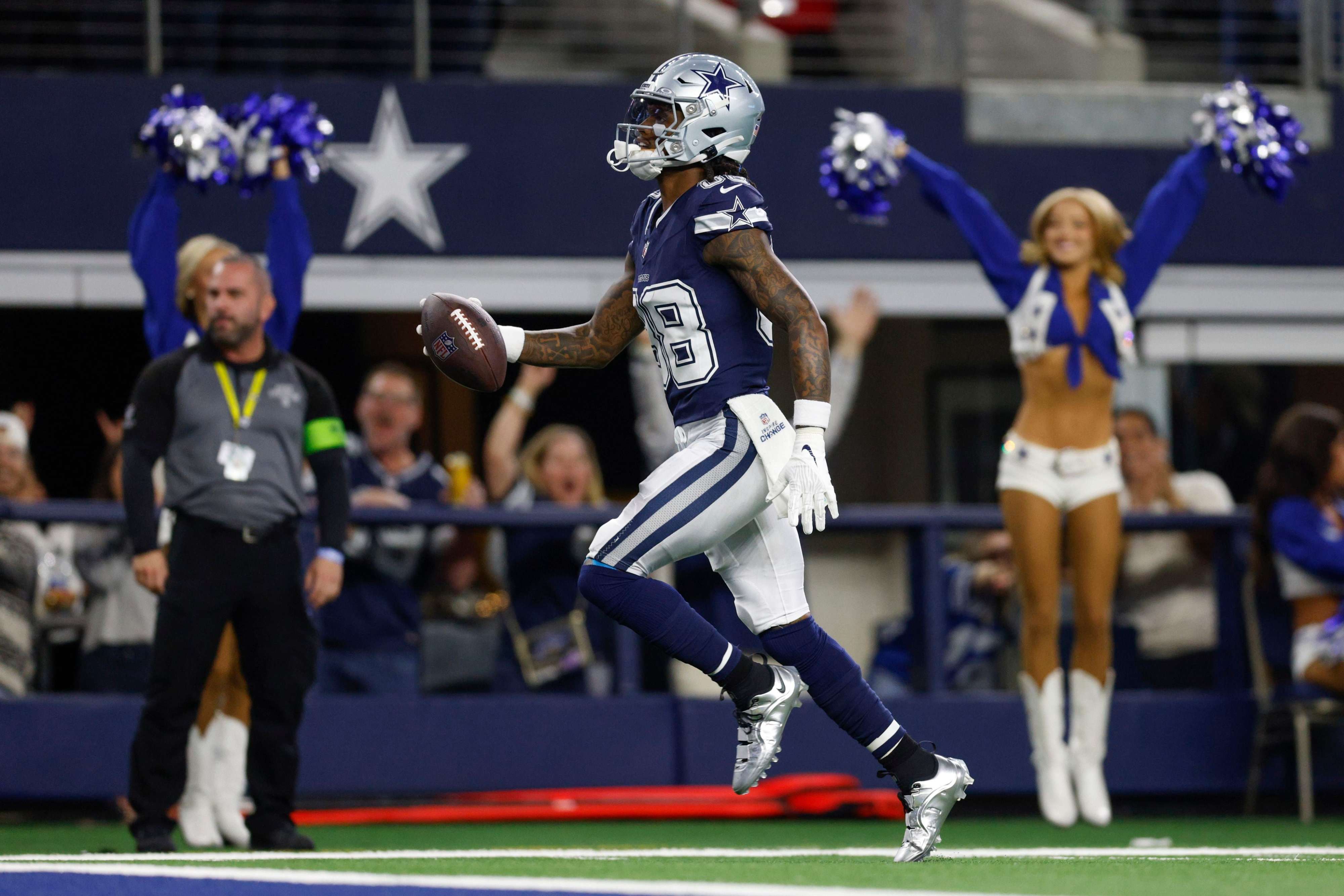 How ’bout That CeeDee Lamb? Cowboys WR Was Only Bright Spot In Sloppy ...