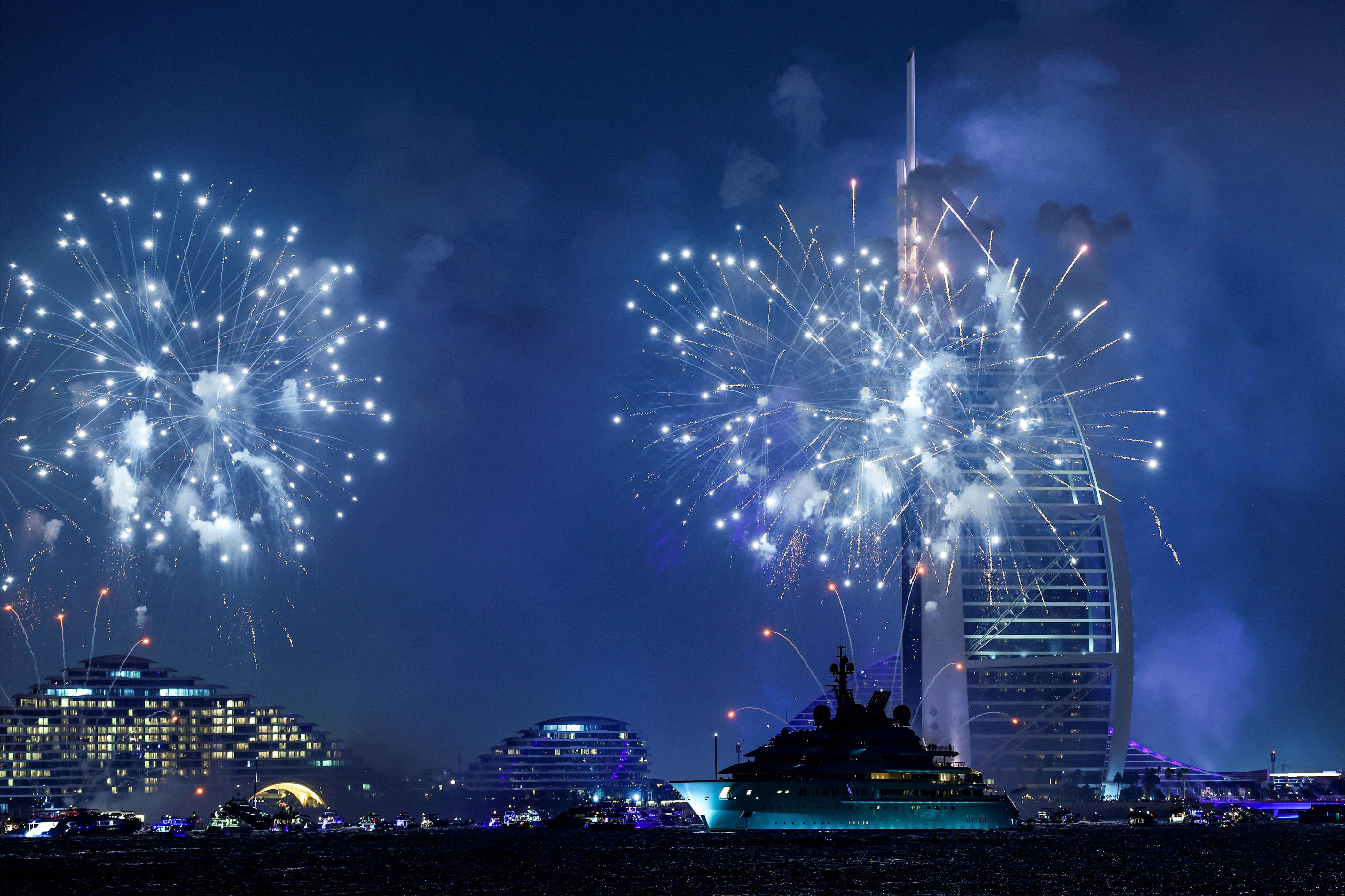 fireworks and drones illuminate london skyline as thousands ring in 2024
